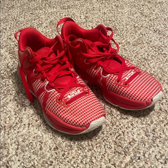 Nike Red and White Witness VII basketball shoes - Picture 1 of 7